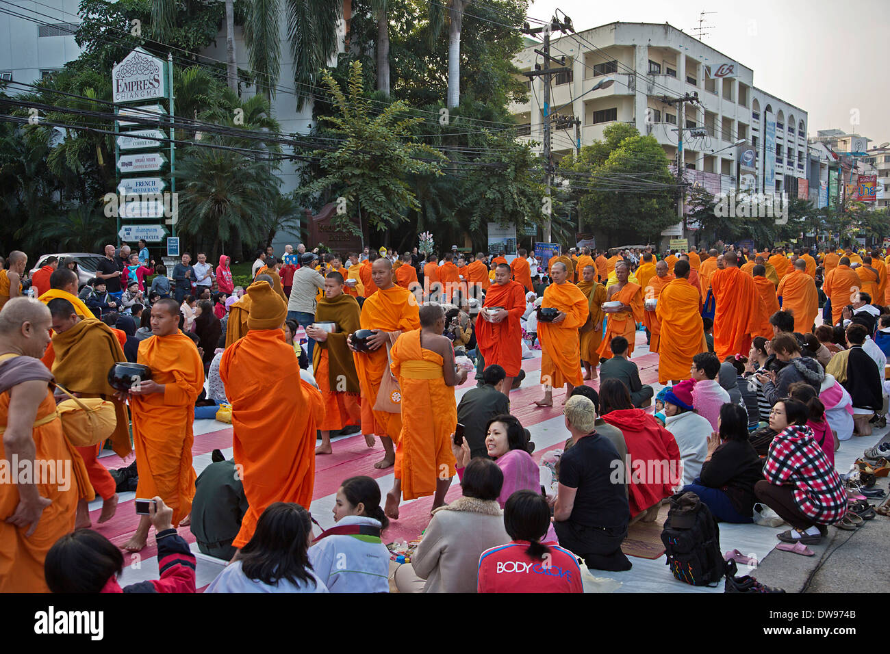 Internationalen Almosen bietet auf 10.000 Mönche, Chang Klan Road, Chiang Mai, Thailand Stockfoto
