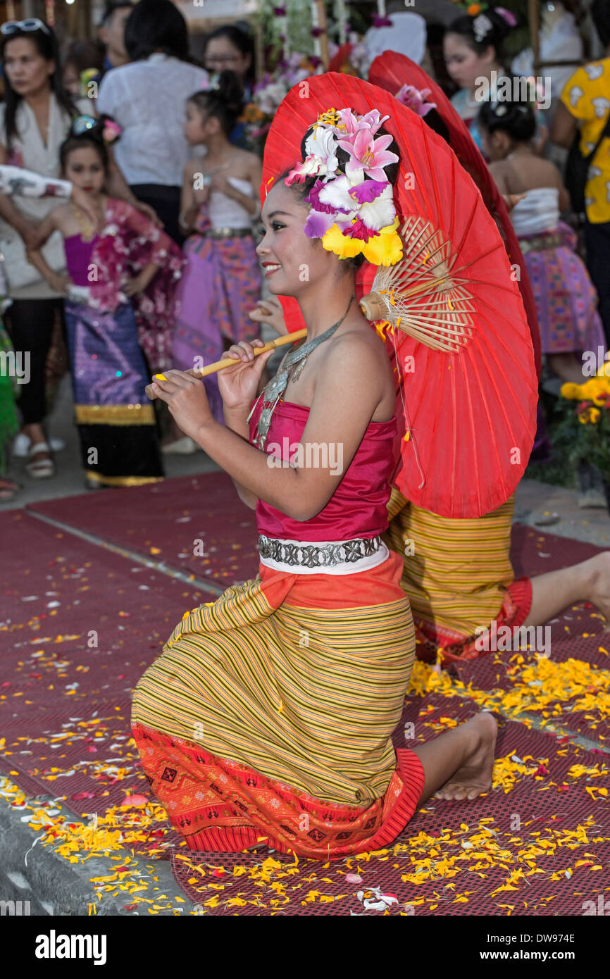 Junge Frau bei einem Auftritt mit einem Sonnenschirm, Flower Festival, Chiang Mai, Provinz Chiang Mai, Thailand Stockfoto