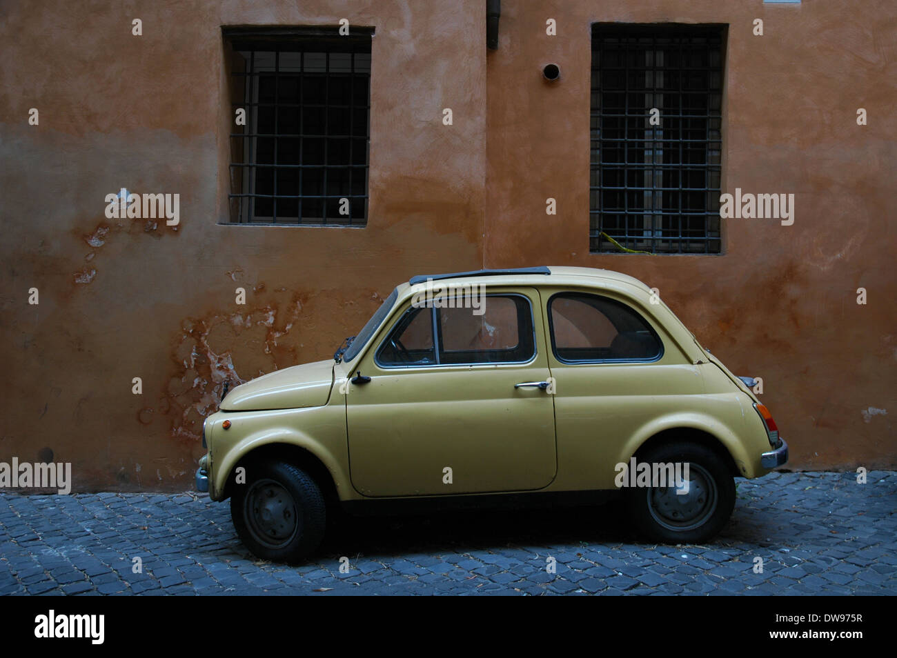 Eine klassische FIat 500 "Cinquecento" geparkt in einer Straße in Rom, Italien. Stockfoto