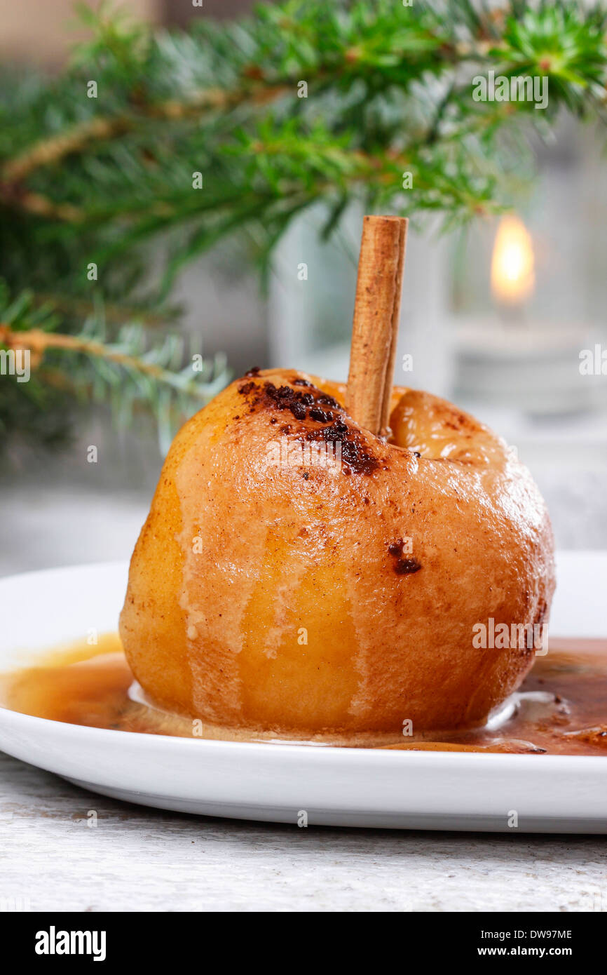 Äpfel mit Karamell in Weihnachten SettingCaramel Äpfel in Weihnachten Einstellung Stockfoto