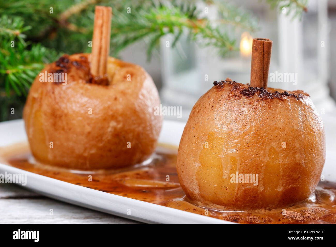 Äpfel mit Karamell in Weihnachten SettingCaramel Äpfel in Weihnachten Einstellung Stockfoto