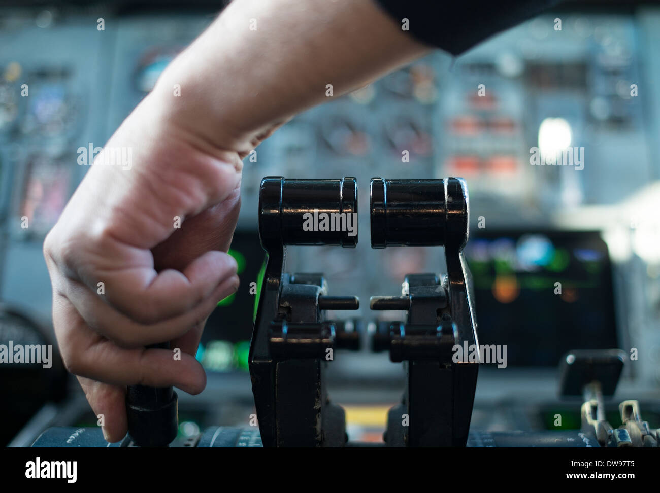 Flugzeug ist bereit für Take off und Kapitän ist Geschwindigkeit Haltebremse. Stockfoto
