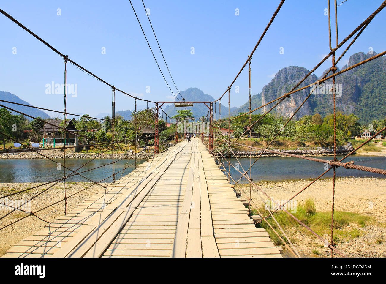 Brücke über Song River, Vang Vieng, Laos. Stockfoto