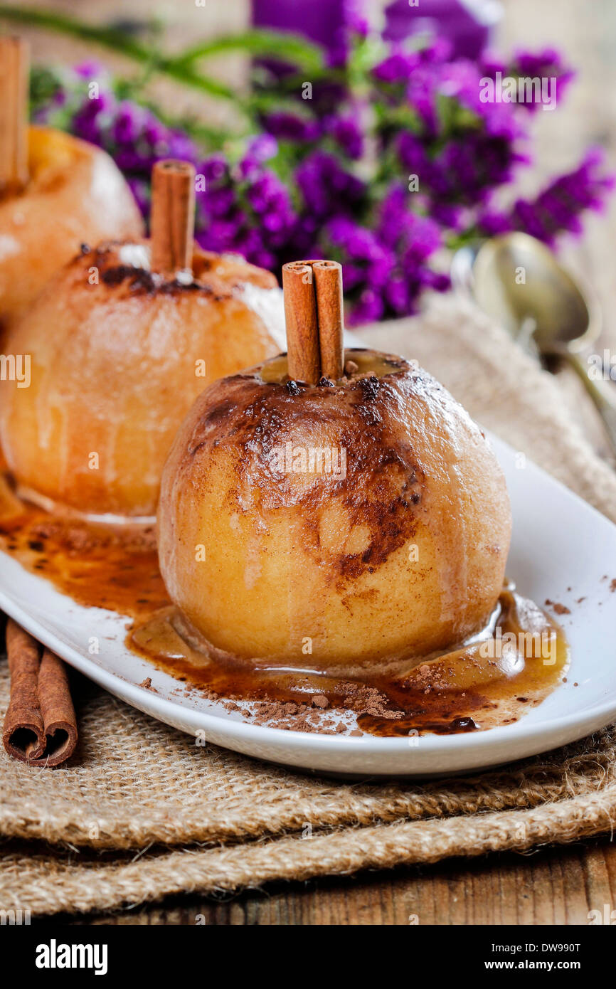 Äpfel mit Karamell auf Holztisch. Selektive FocusCaramel Äpfel auf Holztisch. Selektiven Fokus Stockfoto