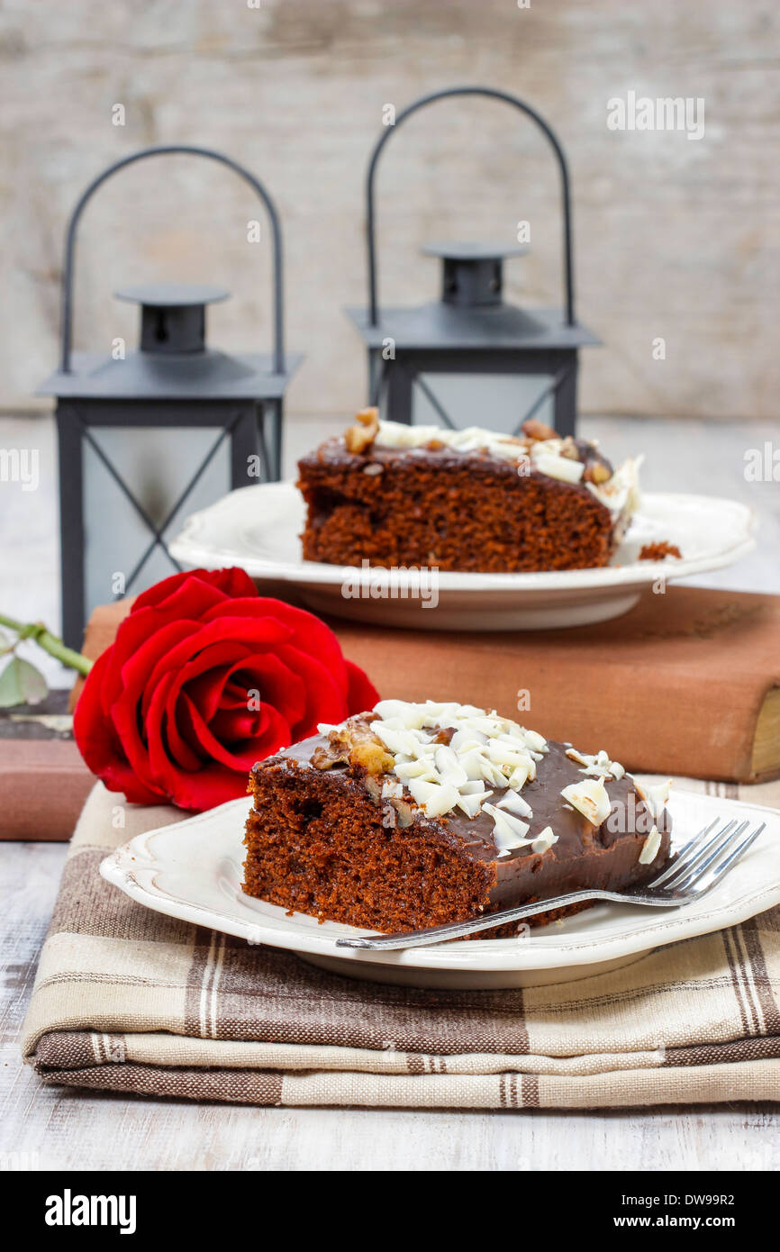 Lebkuchen-Kuchen mit Schokolade und Haselnüssen. Selektive FocusGingerbread Kuchen mit Schokolade und Haselnüssen. Selektiven Fokus Stockfoto