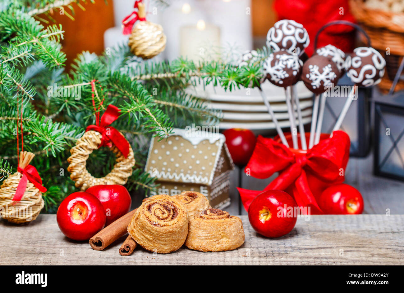 Zimtschnecken in Weihnachten rollt SettingCinnamon inmitten der Weihnachten Stockfoto