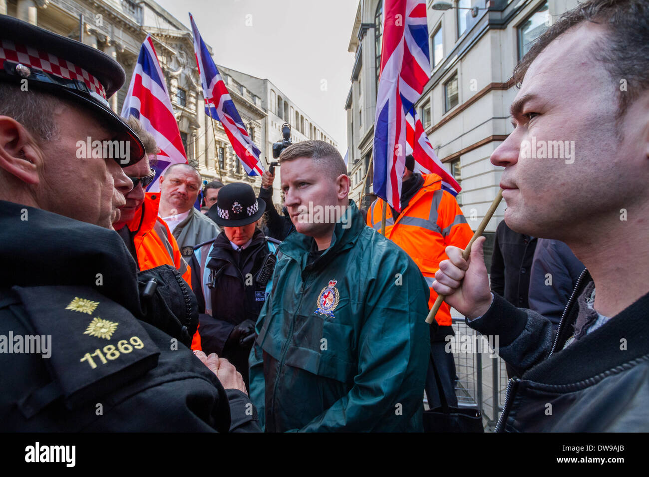 Paul Golding (C) Führer der rechten Patriot-Britain First-Gruppe vor Gericht Old Bailey in London. Stockfoto