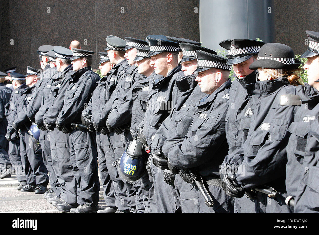 Bereitschaftspolizei mit Rechtsextremisten aus der English Defence League (EDL) stehen sich in Tower Hamlets London Stockfoto
