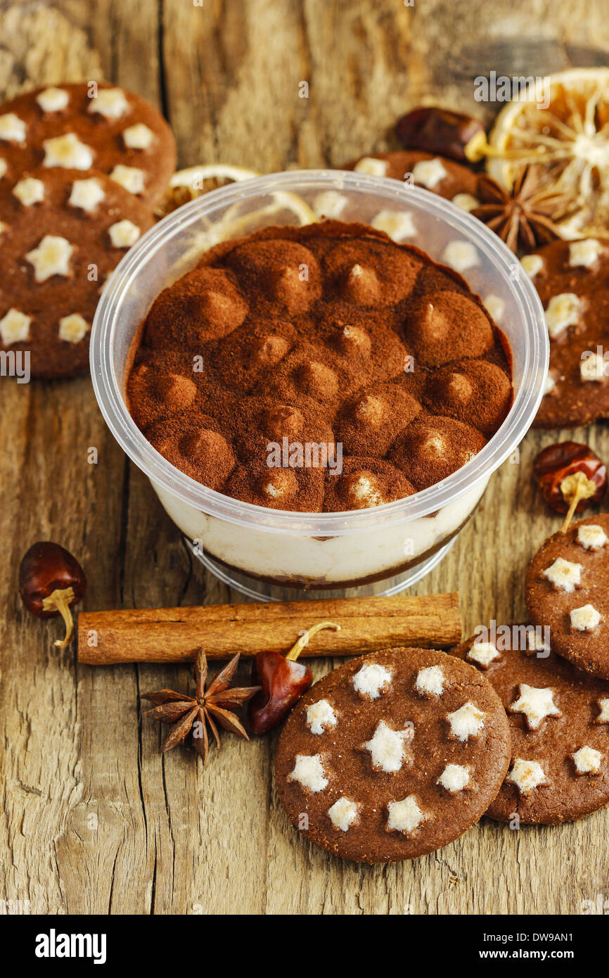 Tiramisu Dessert unter Chcolate Cookies. Italienische SweetsTiramisu Dessert unter Chcolate Cookies. Italienische Süßspeisen Stockfoto