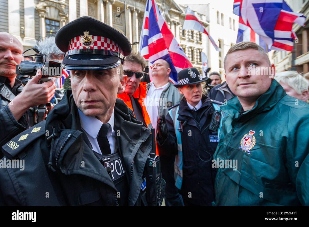 Paul Golding (R) Führer der rechten Patriot-Britain First-Gruppe vor Gericht Old Bailey in London. Stockfoto