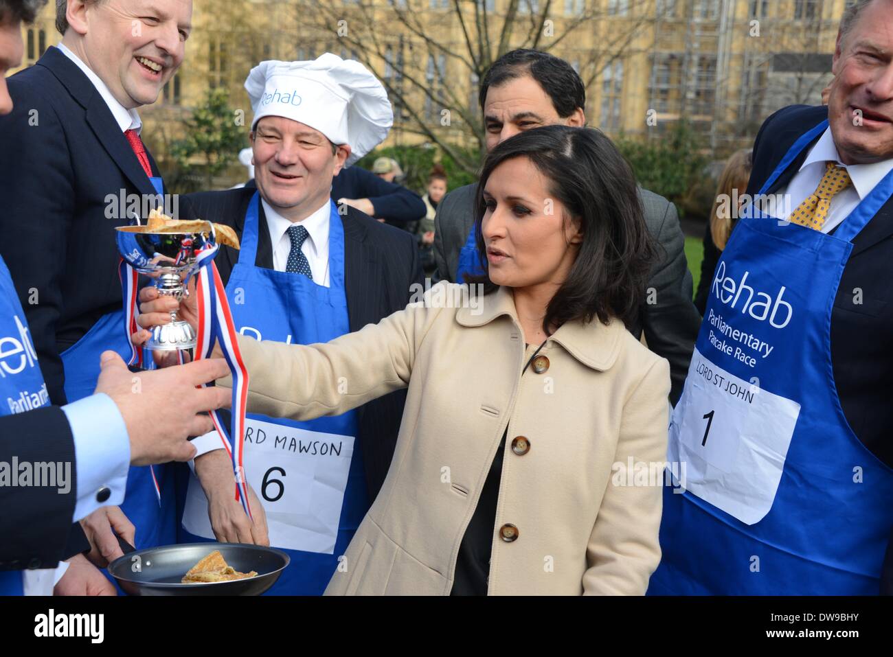 London England, 4. März 2014: ITN Nina Hossain präsentiert das 17. jährlichen parlamentarischen Pfannkuchen Rennen die Kinder jubeln. Foto: siehe Li/Alamy Live News Stockfoto