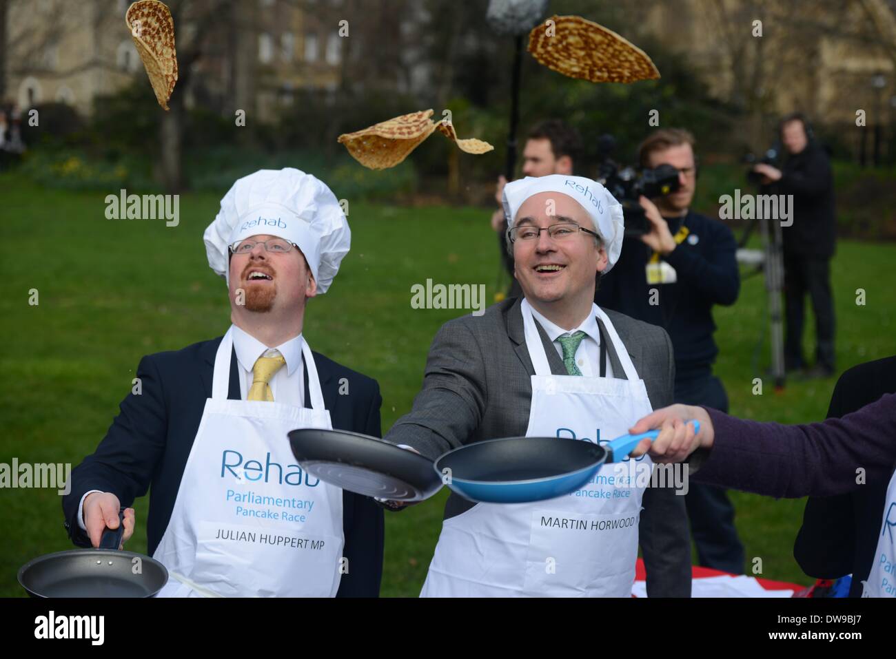 London England, 4. März 2014: Nina Hossain Moderatorin der parlamentarischen Pancake Race 2014 Beschaffung von Mitteln und das Bewusstsein für das Gehirn Verletzungen Nächstenliebe Reha UK bei der Victoria Tower Gardens in Westminster. Bildnachweis: Siehe Li/Alamy Live News Stockfoto