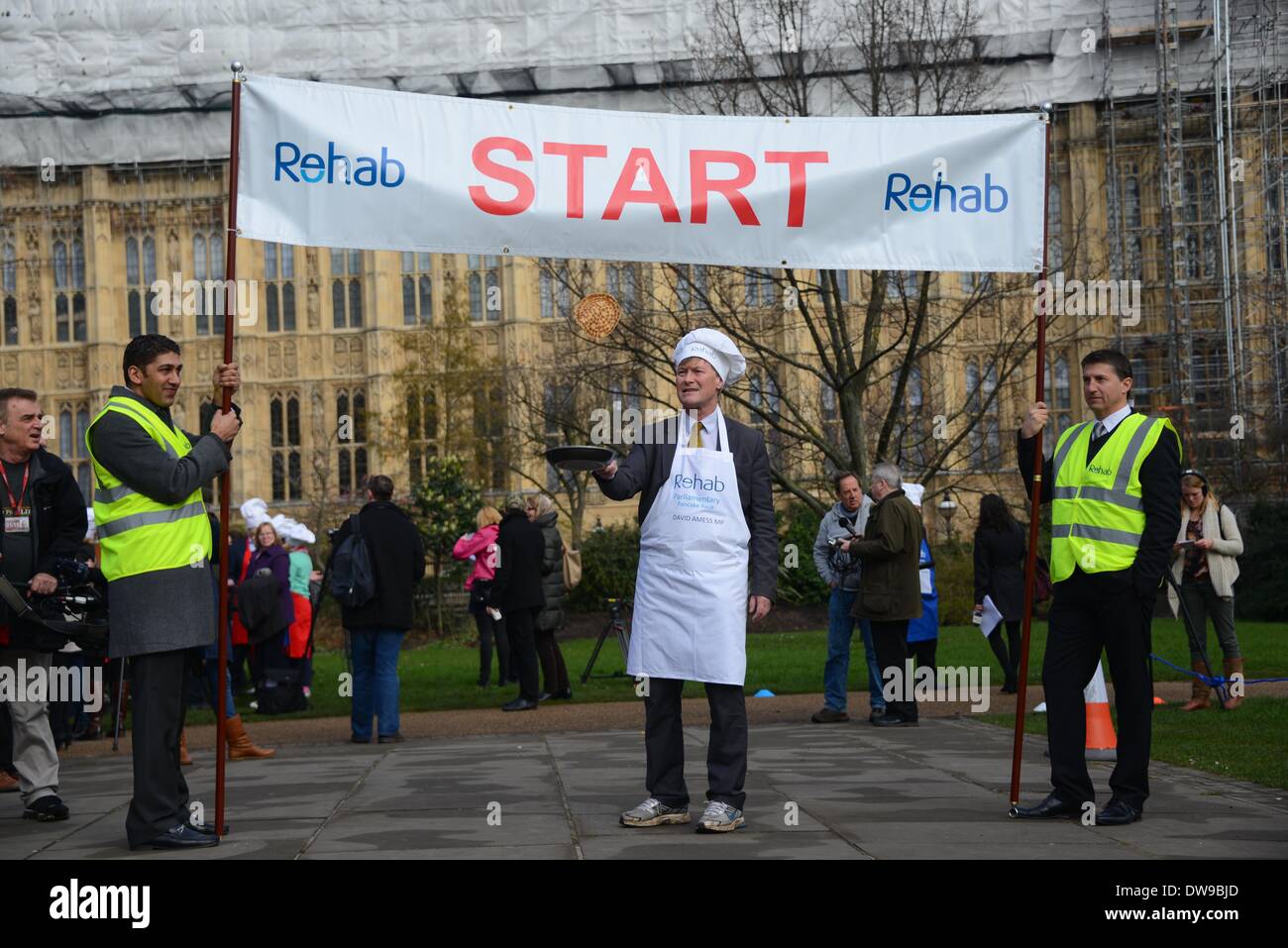 London England, 4. März 2014: ITN Nina Hossain Moderatorin der parlamentarischen Pancake Race 2014 Beschaffung von Mitteln und das Bewusstsein für das Gehirn Verletzungen Nächstenliebe Reha UK bei der Victoria Tower Gardens in Westminster. Bildnachweis: Siehe Li/Alamy Live News Stockfoto