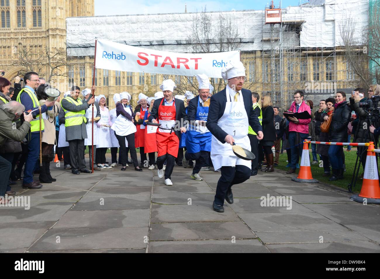 London England, 4. März 2014: ITN Nina Hossain präsentiert das 17. jährlichen parlamentarischen Pfannkuchen Rennen die Kinder jubeln. Foto: siehe Li/Alamy Live News Stockfoto