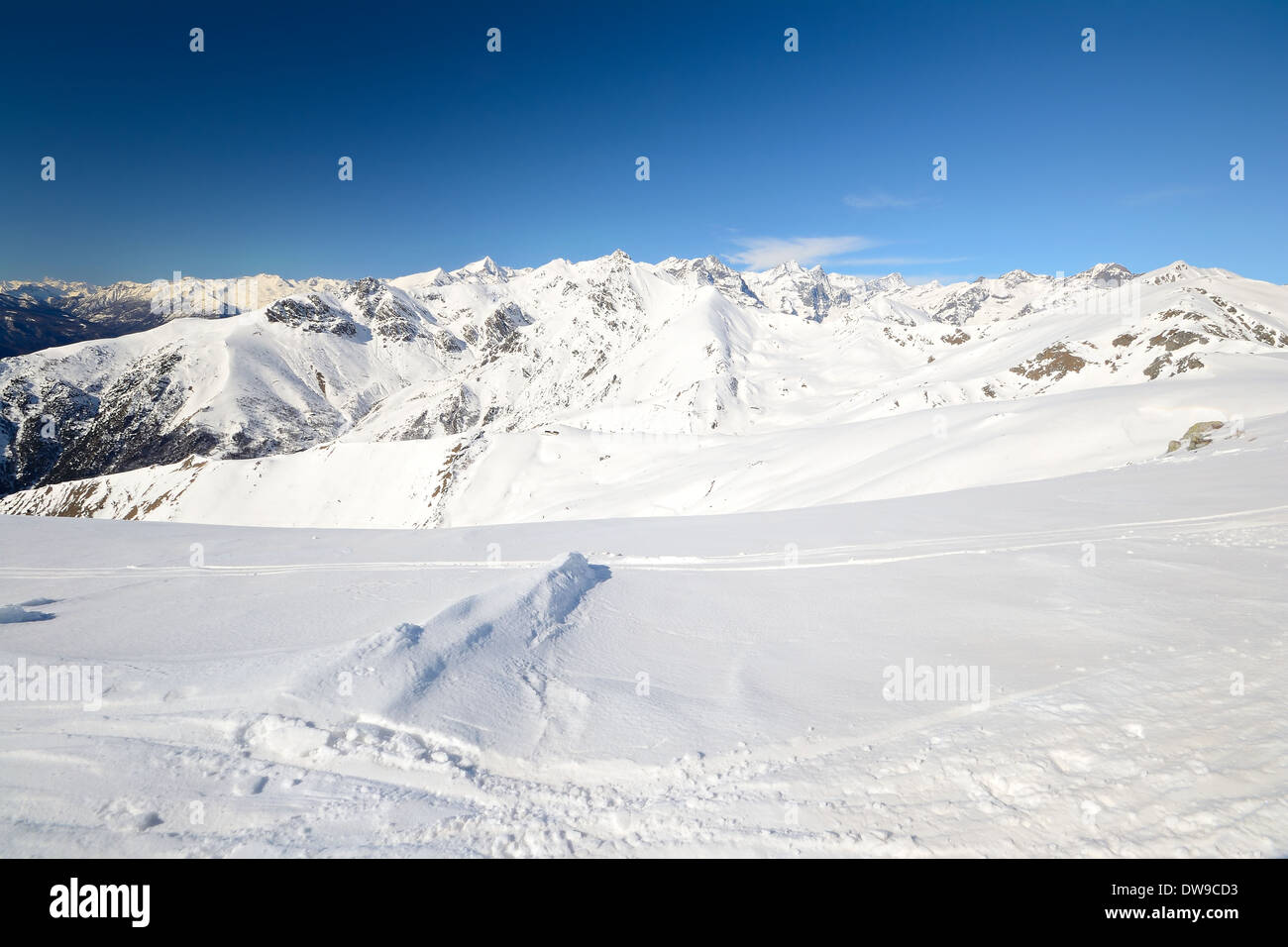 Candid abseits der Piste Skipiste im malerischen Hintergrund Berggipfel, Täler und Ebene. Piemont, Italienische Alpen Stockfoto