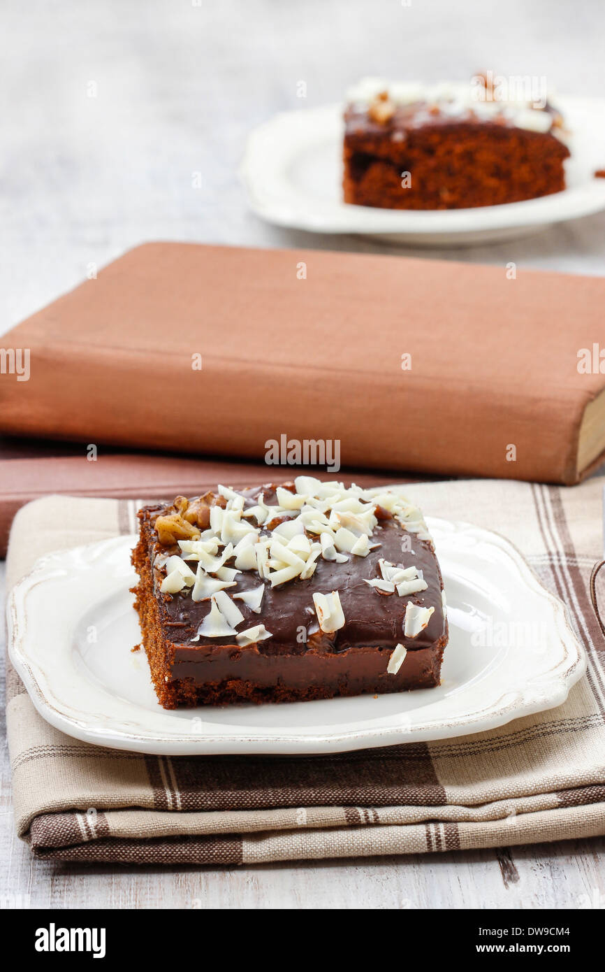 Lebkuchen-Kuchen mit Schokolade und Haselnüssen. Selektive FocusGingerbread Kuchen mit Schokolade und Haselnüssen. Selektiven Fokus Stockfoto