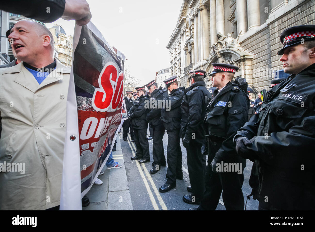 Britische fernen rechten nationalistischen Gruppen außerhalb der Old Bailey Gericht in London am Tag der Urteilsverkündung Private Lee Rigby Mörder Stockfoto