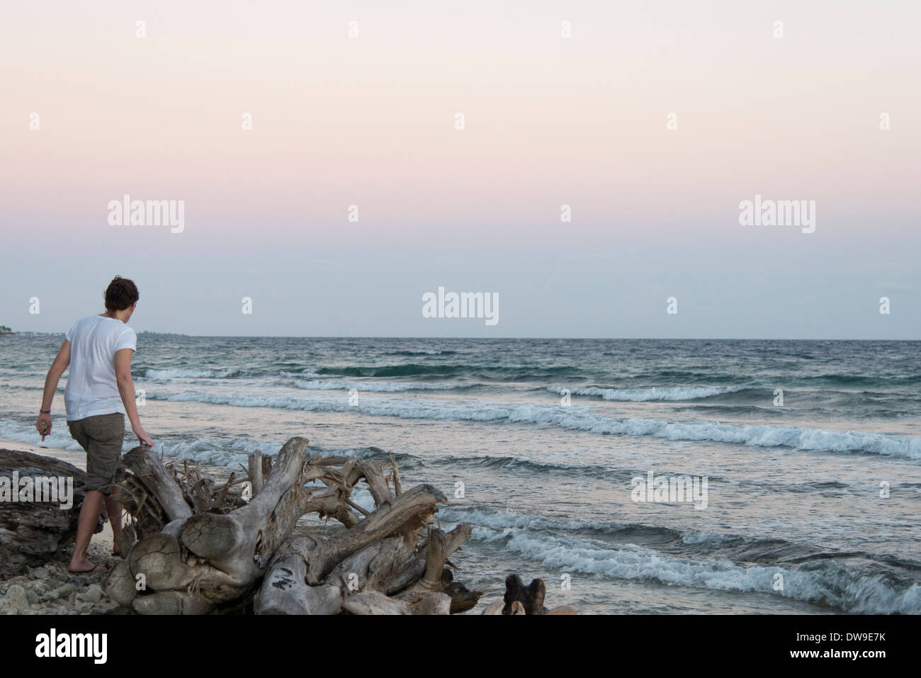 Frau am Strand Bay Islands Honduras Stockfoto