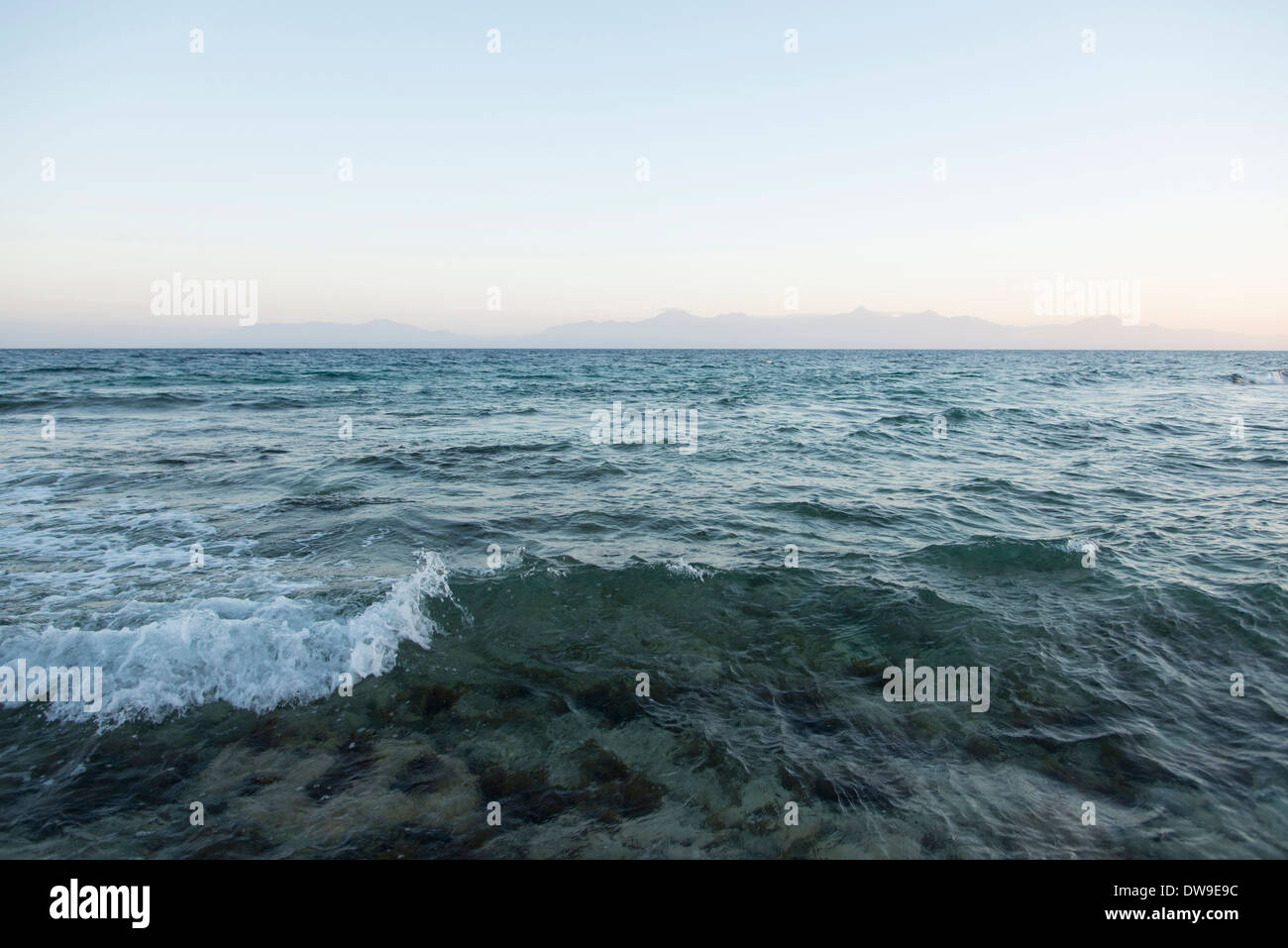 Wellen planschen im Meer Bay Islands Honduras Stockfoto