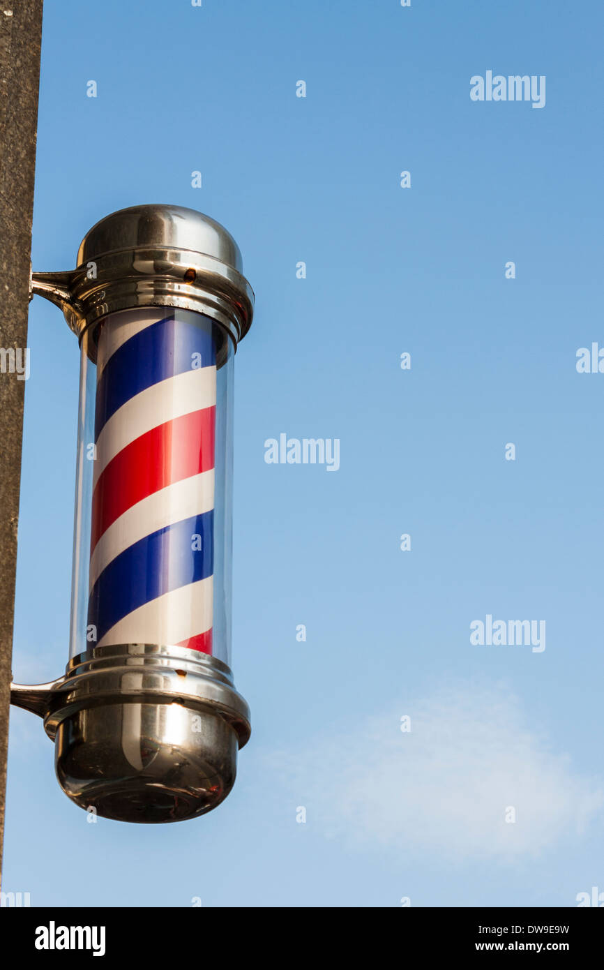 Traditionellen roten und weißen Barber Pole außerhalb ein Friseursalon. Stockfoto