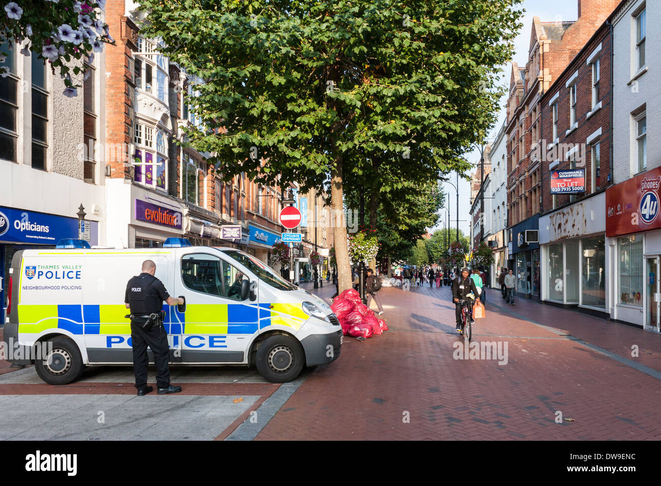 Polizei van in Broad Street, Reading, Berkshire, England, GB, UK. Stockfoto