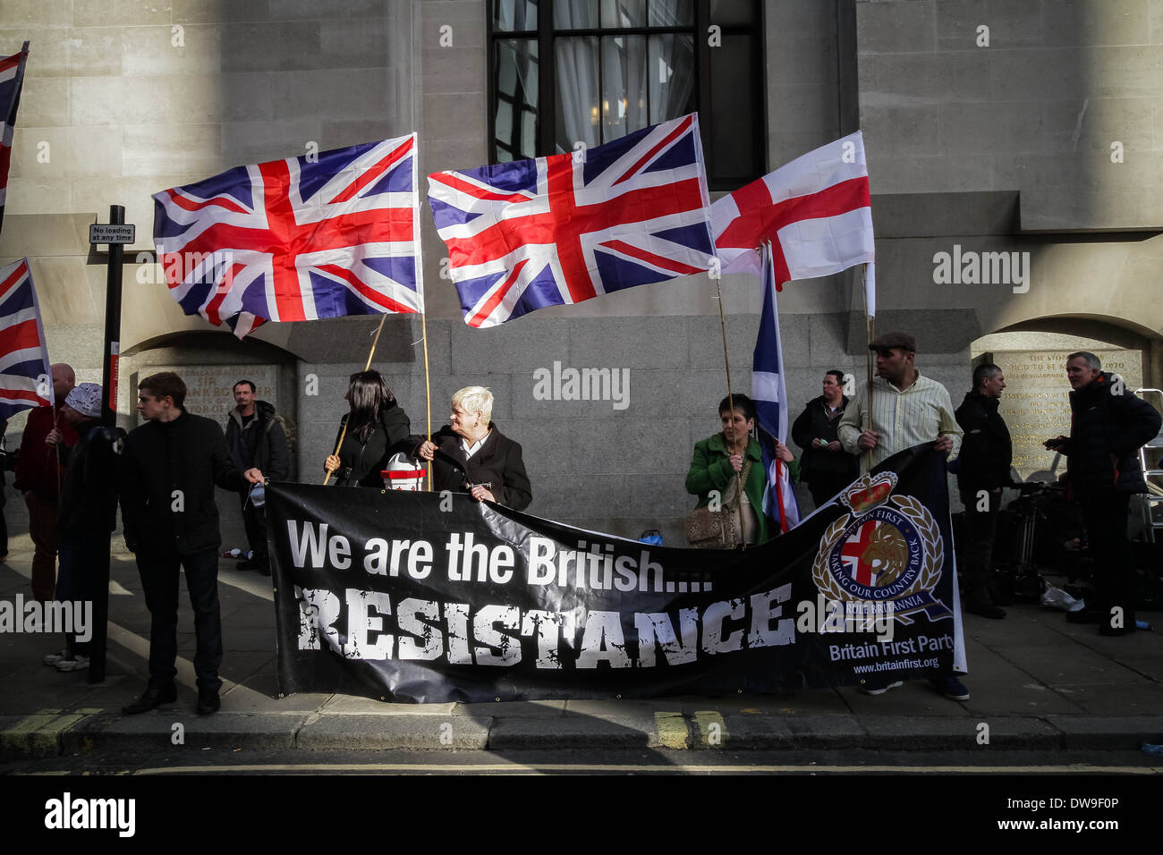 Mitglieder der rechtsextremen Patriot-Britain First-Gruppe demonstrieren vor Gericht Old Bailey in London. Stockfoto