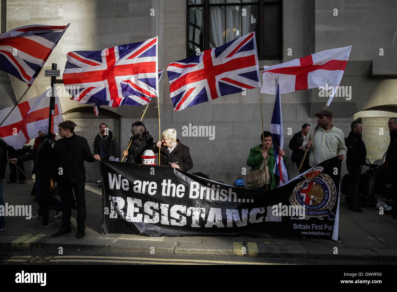 Mitglieder der rechtsextremen Patriot-Britain First-Gruppe demonstrieren vor Gericht Old Bailey in London. Stockfoto