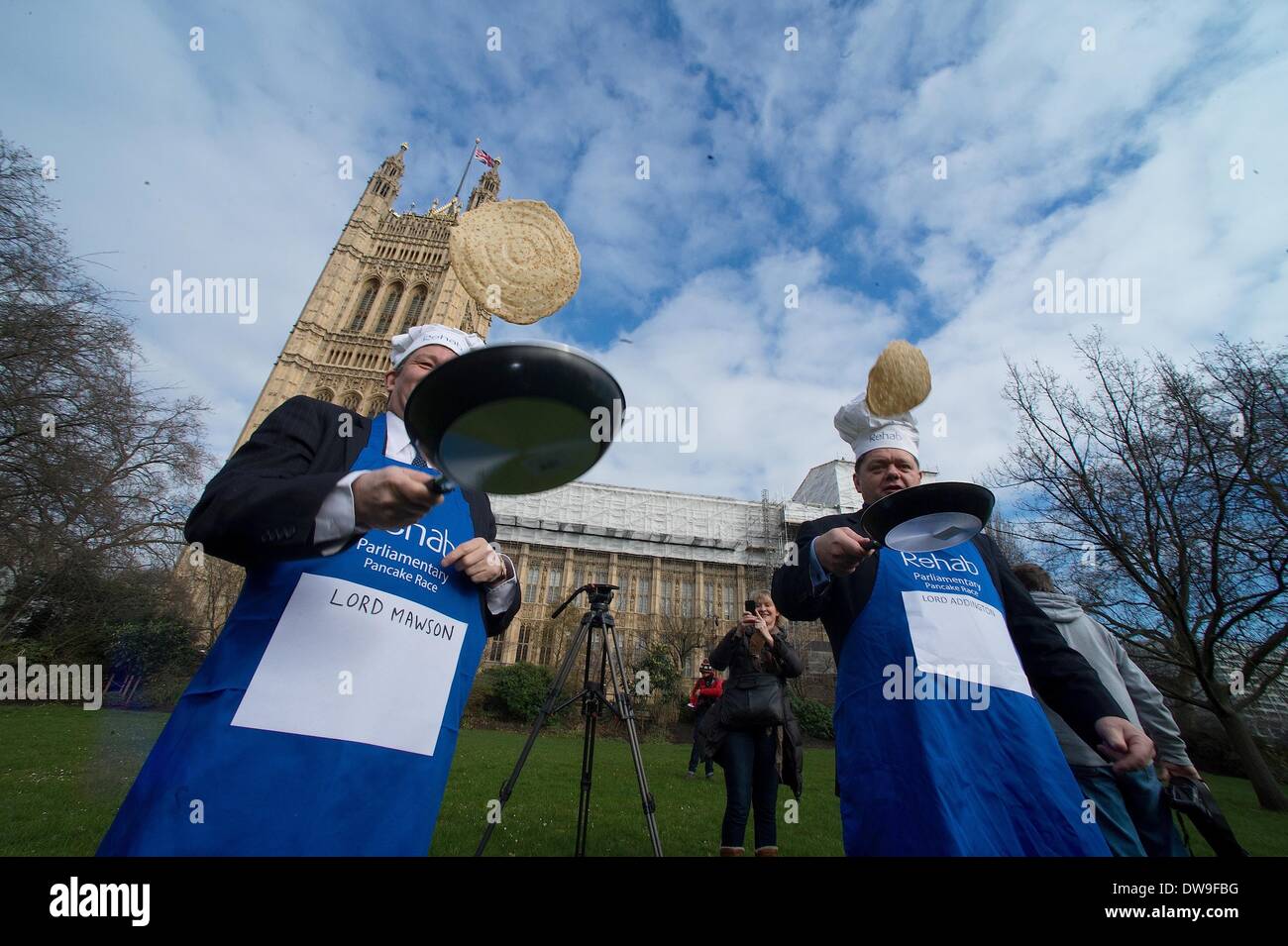 London, UK, Vereinigtes Königreich. 4. März 2014. Der parlamentarischen Pfannkuchen Rennen neben den Houses of Parliament am Faschingsdienstag Geldbeschaffung für die Charity-Reha statt. Politiker, Abgeordnete und die Presse Pfannkuchen in die Luft geworfen und beim laufen eine kurze Strecke zu fangen. Das House Of Lords gewann das Rennen dieses Jahre Rennen. Bildnachweis: Gail Orenstein/ZUMAPRESS.com/Alamy Live-Nachrichten Stockfoto