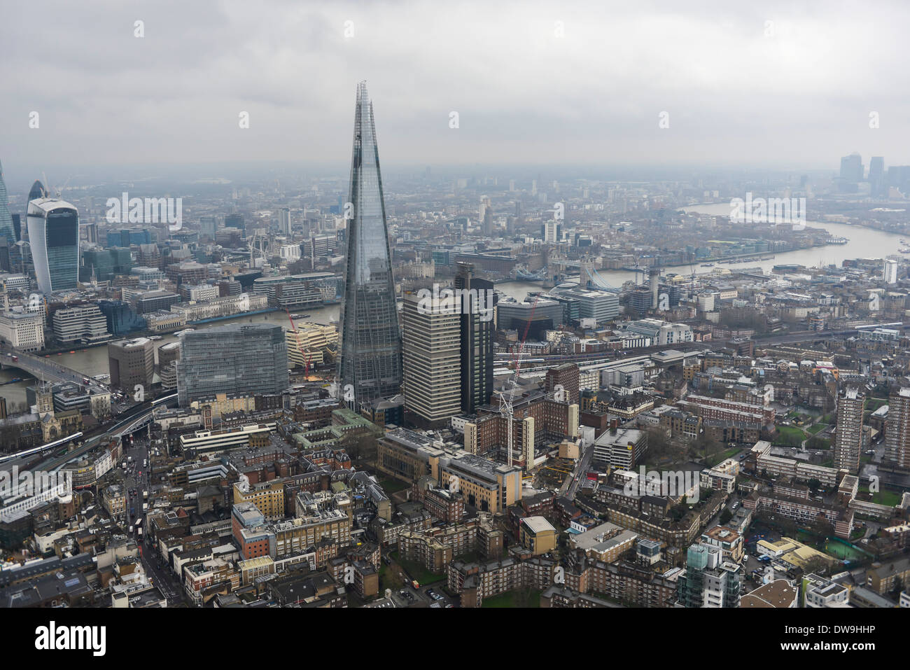 Luftaufnahme zeigt The Shard mit der City of London und Canary Wharf im Hintergrund Stockfoto