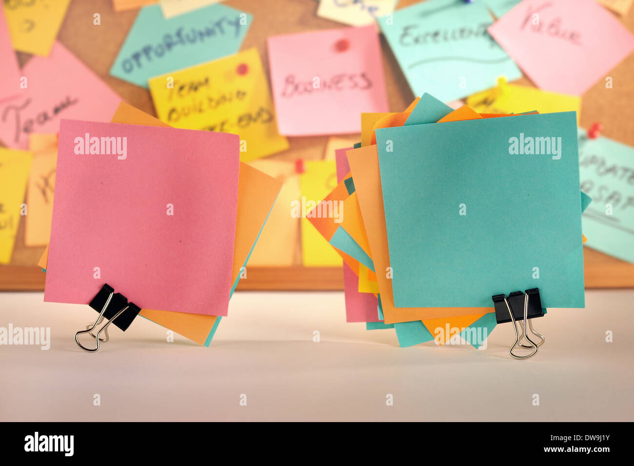 Gruppen von Notizen auf Papier stehen mit Büroklammern, Kork Pinnwand im Hintergrund befestigt. Stockfoto