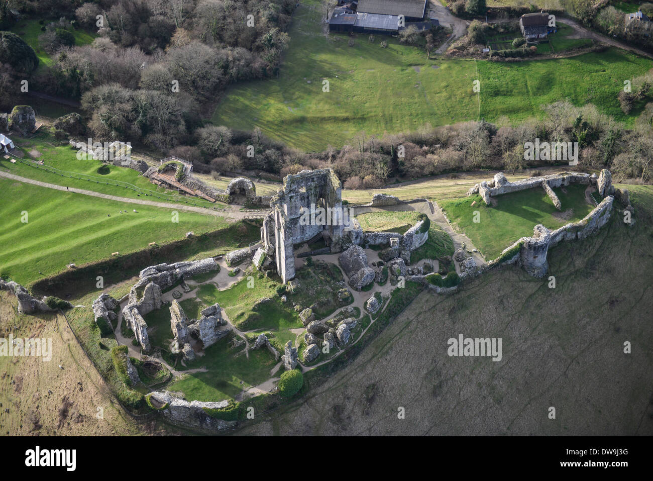 Luftaufnahme zeigt Corfe Castle, Dorset an einem sonnigen Wintertag Stockfoto