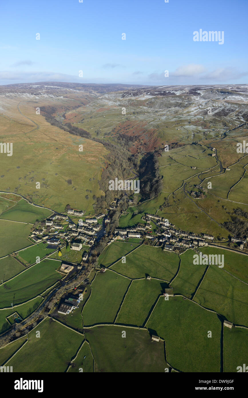 Luftaufnahme zeigt Gunnerside in den Yorkshire Dales im Winter Stockfoto