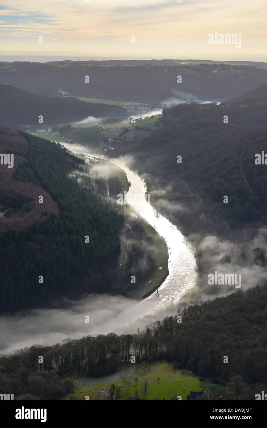 Luftaufnahme zeigt den Fluss Wye an einem nebligen Wintermorgen windet sich durch ein bewaldetes Tal in der Nähe von Monmouth Stockfoto