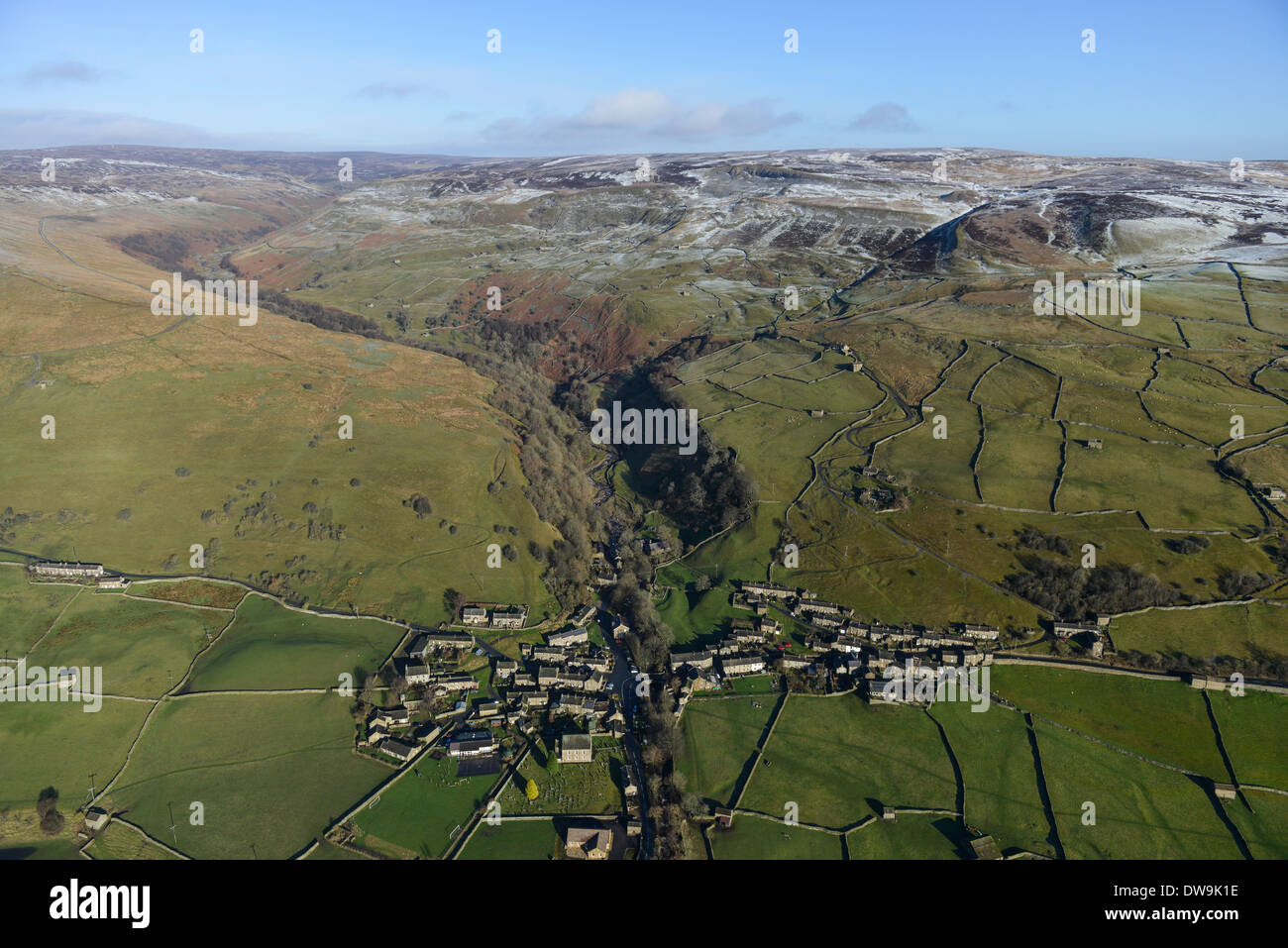 Luftaufnahme zeigt Gunnerside in den Yorkshire Dales im Winter mit verschneiten Gipfeln und ein Tal im Hintergrund Stockfoto