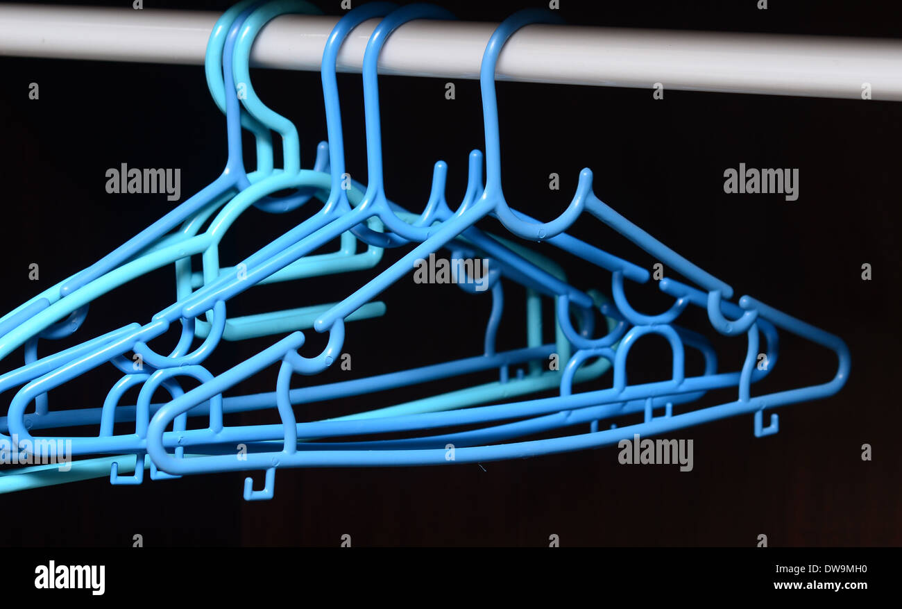 Kleiderbügel Farbe auf schwarzem Hintergrund Stockfoto