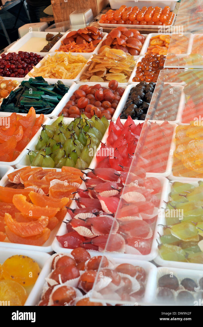 Wochenmarkt am Cours Saleya, Nizza, Côte d ' Azur, Frankreich. Stände mit frisch produzieren Stockfoto