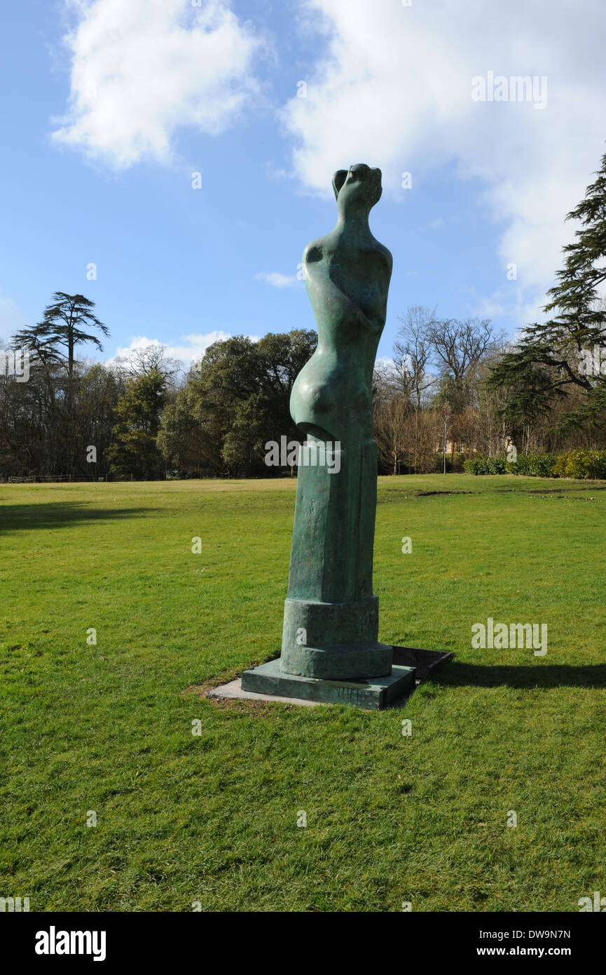 Henry Moore Sculpture 'Upright Motive No.9' in einer Spring Exhibition ia The Park at Compton Verney in Rural Warwickshire, England, Großbritannien Stockfoto