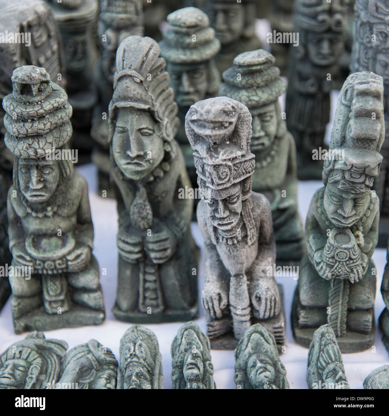 Anzeige der Skulpturen zum Verkauf am Marktstand Barrio El Centro Copan Copan Ruinas Honduras Stockfoto