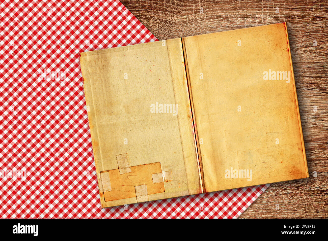 Altes Rezeptbuch am Küchentisch, Hintergrund mit textfreiraum für Ihren text Stockfoto