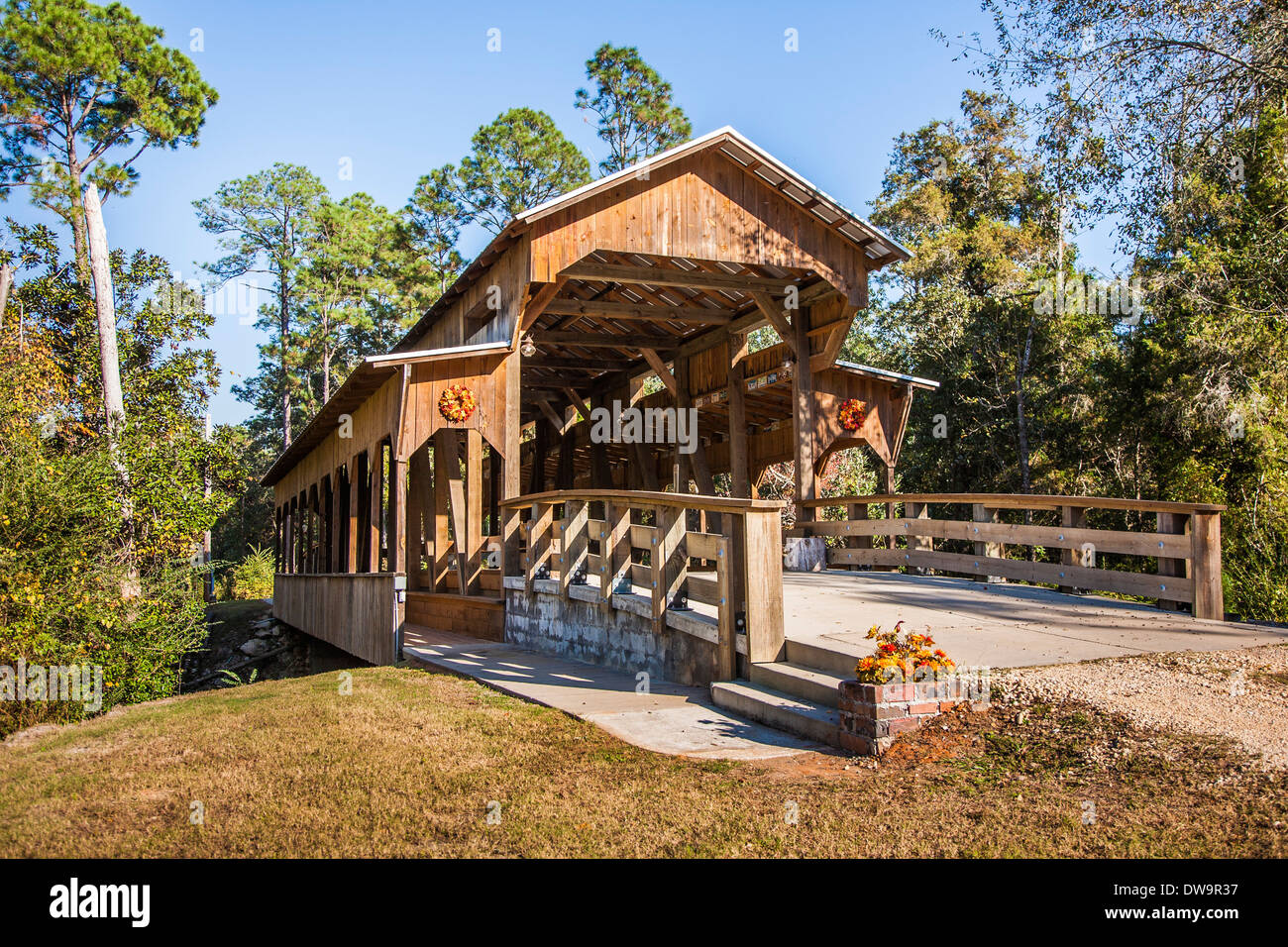 Claude Price nutzt seine selbst gebaute überdachte Brücke in Elberta, Alabama Geldbeschaffung für St. Marien-Haus in Mobile Stockfoto