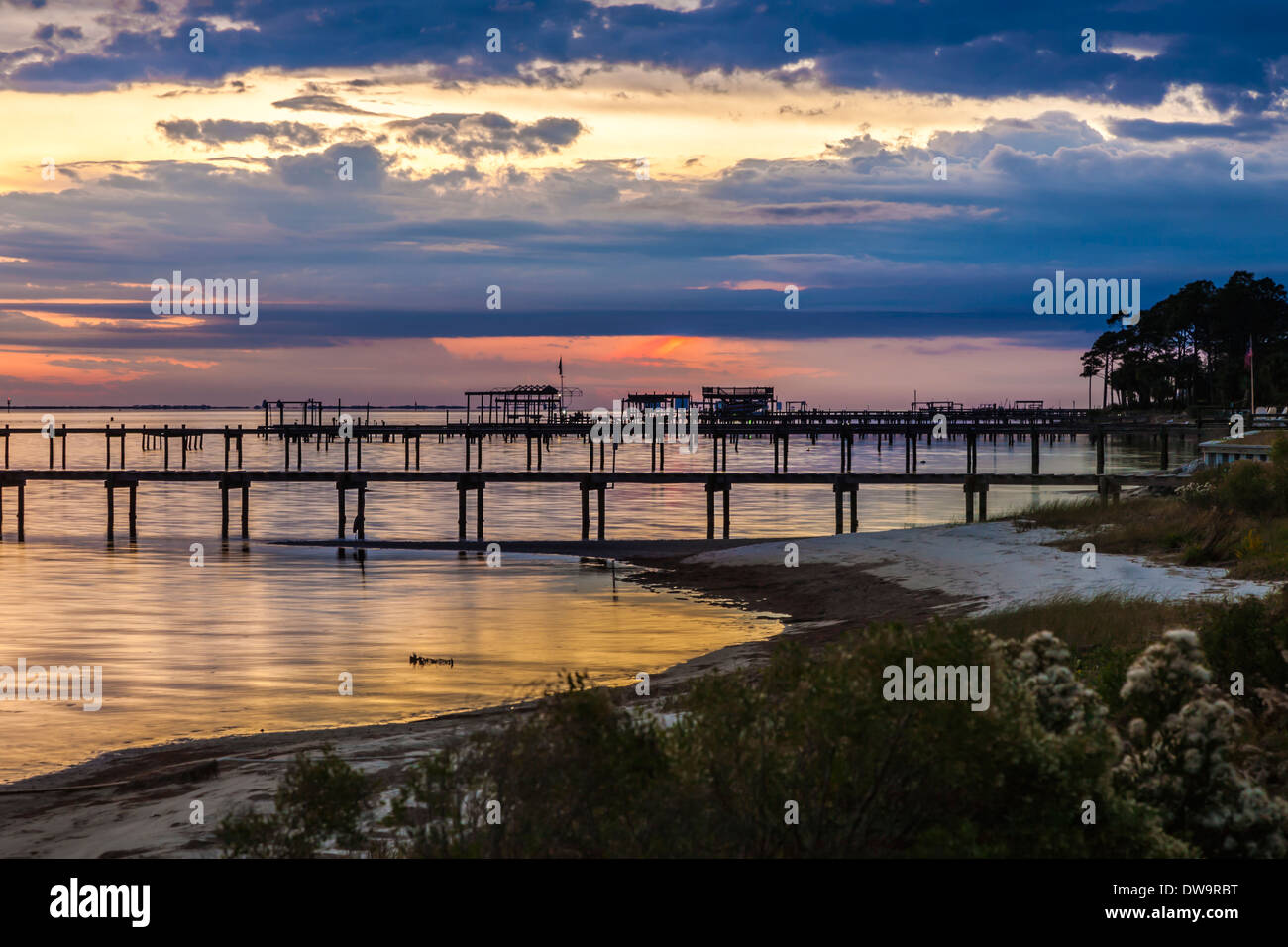 Piers erstrecken sich in der Santa Rosa-Ton an Navarra, Florida Stockfoto