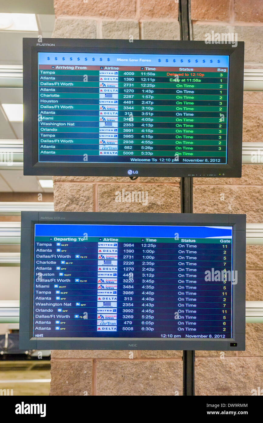 Informationsbildschirme zeigen Ankünfte und Abflüge am Flughafen Pensacola in Pensacola, Florida Stockfoto