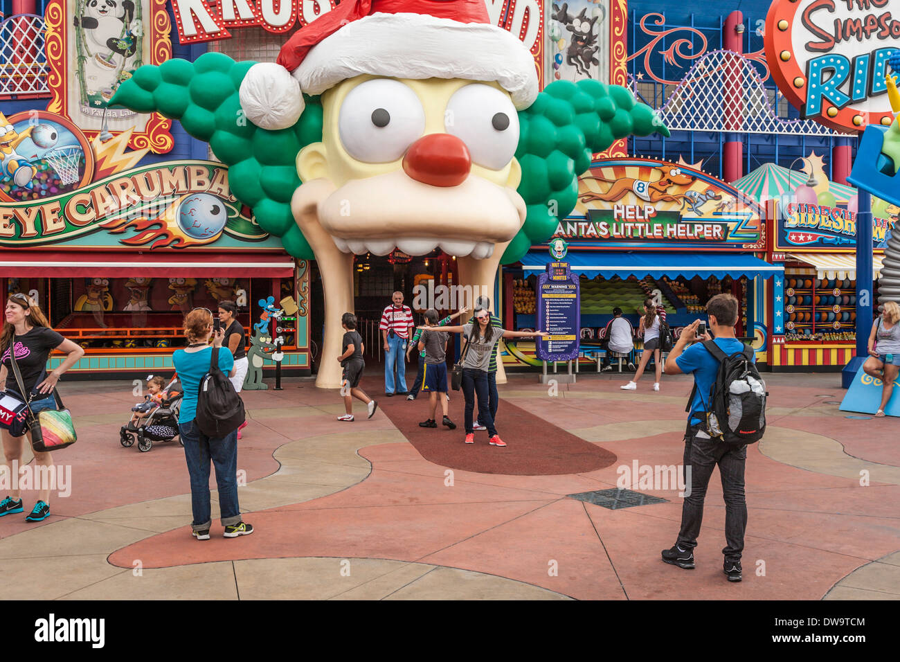 Park Gäste Pose für Bilder vor der Krustyland Attraktion im Themenpark Universal Studios in Orlando, Florida Stockfoto