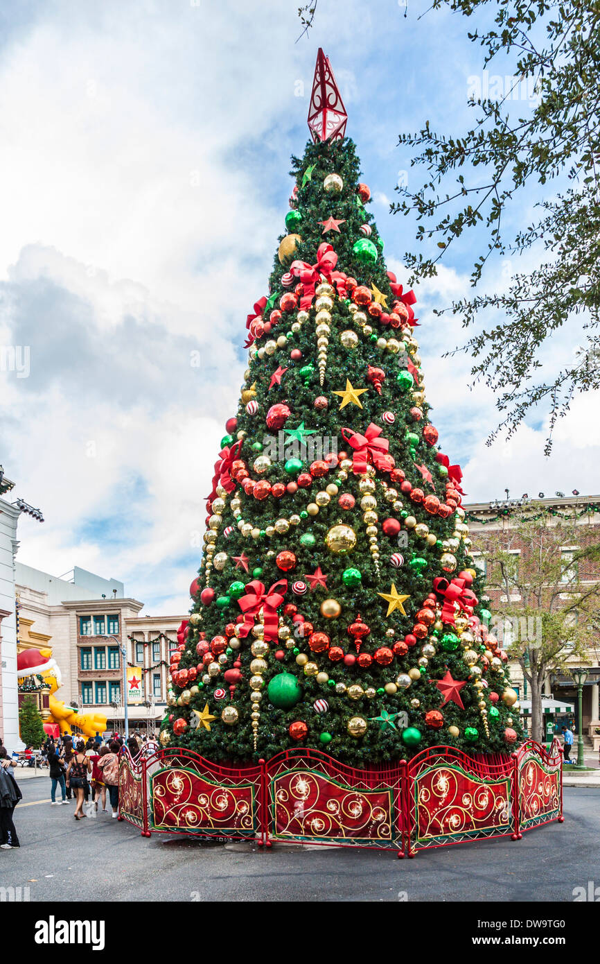 Sehr Grosse Weihnachten Weihnachtsbaum In Der Strasse Am Themenpark Universal Studios In Orlando Florida Stockfotografie Alamy