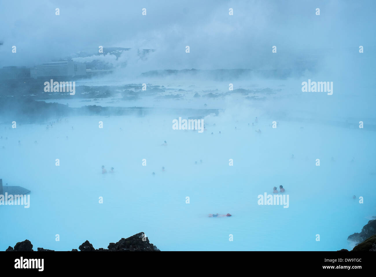 Badende im dampfenden Wasser erstellt das geothermische Kraftwerk Svartsengi.  Blaue Lagune Island Stockfoto