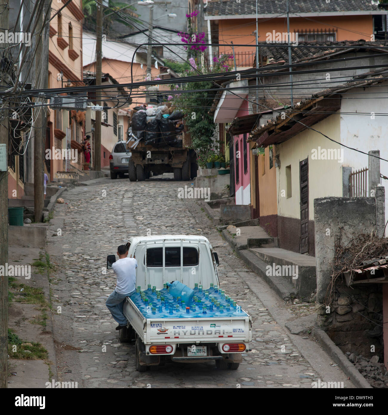 Wasserflaschen Lieferwagen auf Straße Barrio El Centro Copan Copan Ruinas Honduras Stockfoto