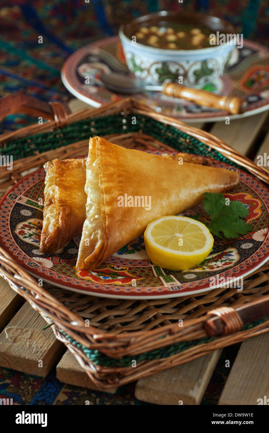 Brik à elektrische. Fried tunesischen Gebäck. Tunesien-Essen Stockfoto