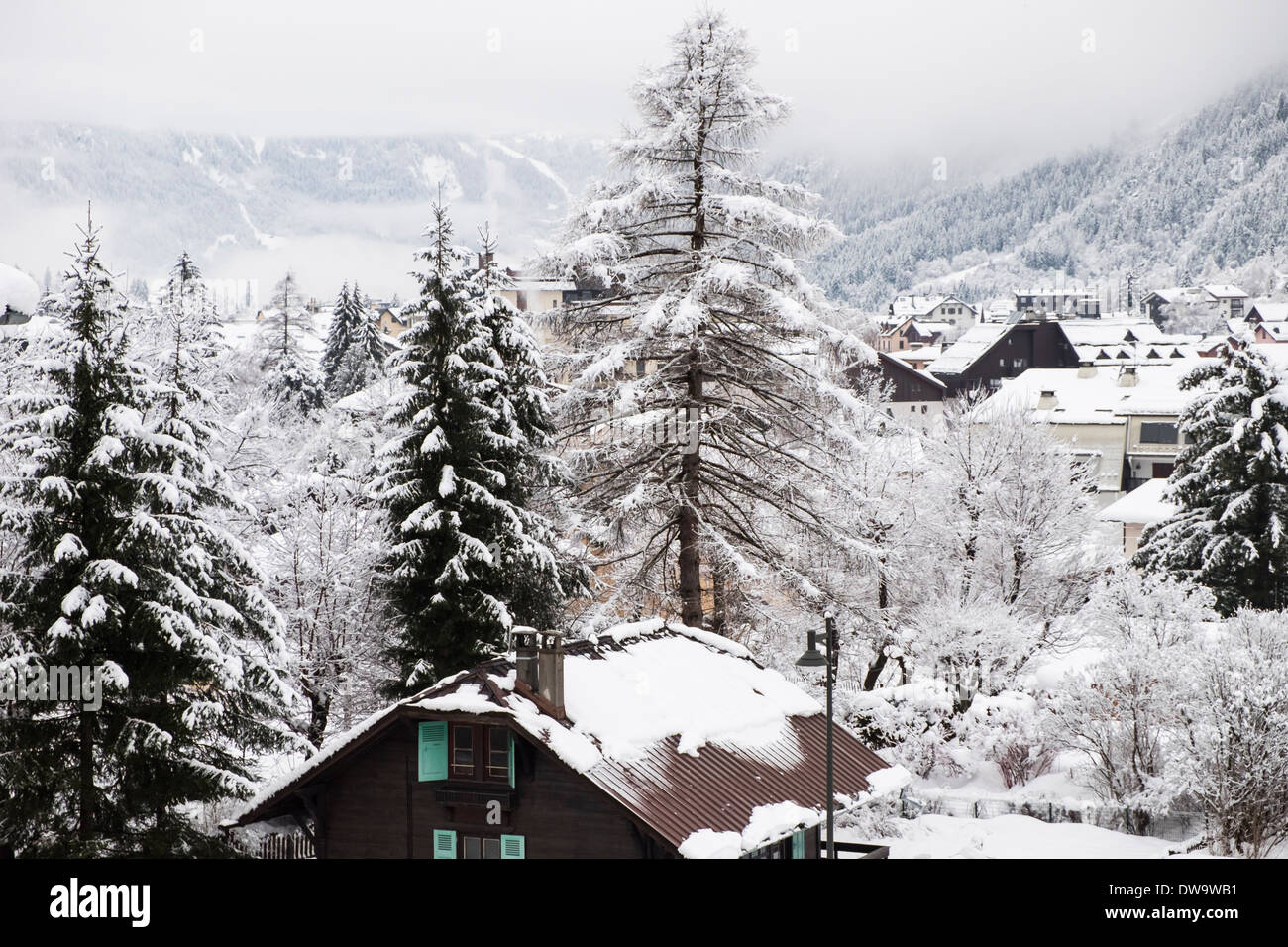 Heftige Schneefälle in alpinen Dorf von Chamonix-Mont-Blanc, Haute Savoie, Rhône-Alpes, Frankreich, Europa Stockfoto