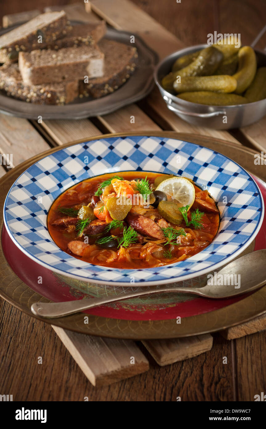 Solyanka. Östliche Europäische Fleisch und Gemüse Suppe Stockfoto