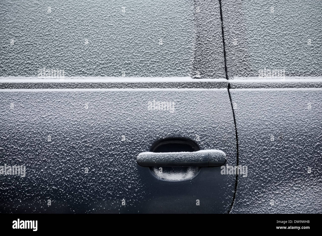 Autotür mit dünnen Schicht Neuschnee bedeckt Stockfoto